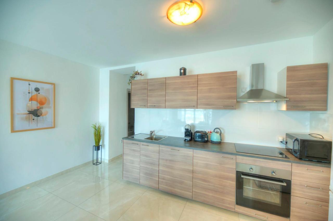 Seafront Beautifully Furnished 2 Bedrooms Gogzr-3 Gzira Exteriér fotografie